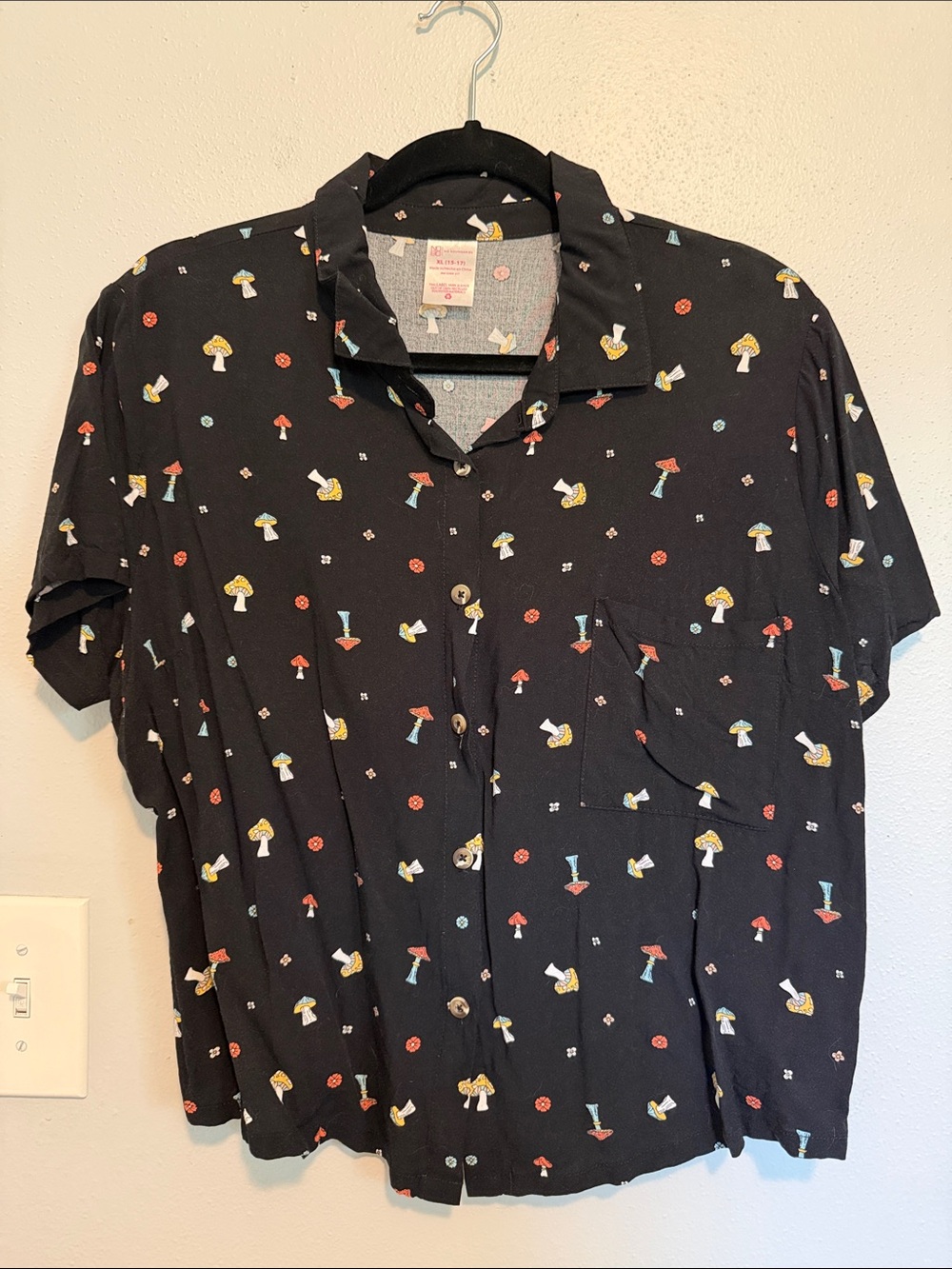 Casual Black Short-Sleeve Button-Up Shirt with Mushroom Print